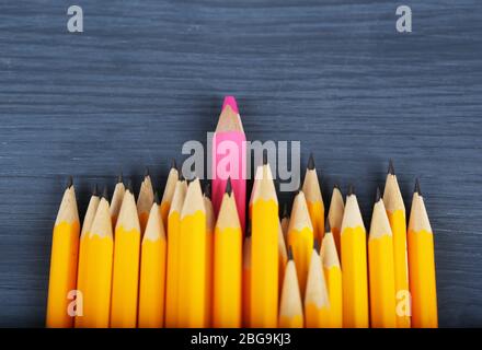 Unter den üblichen feierlichen Bleistift Bleistifte, auf farbigem Hintergrund Stockfoto