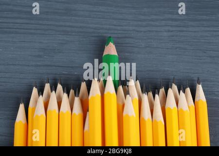 Unter den üblichen feierlichen Bleistift Bleistifte, auf farbigem Hintergrund Stockfoto