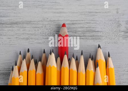 Unter den üblichen feierlichen Bleistift Bleistifte, auf farbigem Hintergrund Stockfoto