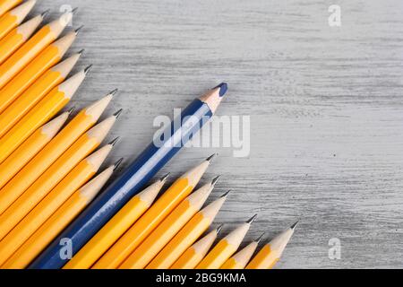 Unter den üblichen feierlichen Bleistift Bleistifte, auf farbigem Hintergrund Stockfoto