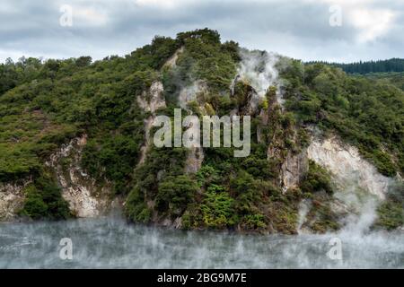 Cathedral Rock, Frying Pan Lake, Waimangu Volcanic Valley, Rotorua, North Island, Neuseeland Stockfoto