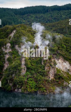 Cathedral Rock, Frying Pan Lake, Waimangu Volcanic Valley, Rotorua, North Island, Neuseeland Stockfoto