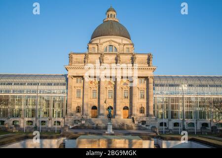 Bayerische Staatskanzlei, vor Kriegsdenkmal, Hofgarten, München, Bayern, Deutschland Stockfoto