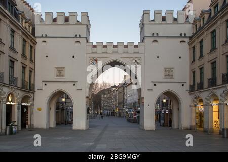 Leere Neuhauser Straße mit Karlstor, leere Einkaufsstraße, leere Fußgängerzone, Karlsplatz, München, Bayern Stockfoto