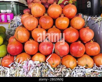 Verkauf saftig frisch reifen Granatäpfel, Nahaufnahme. Großhandelsmarkt. Roter Granatapfel in einer Schachtel. Verkauf von Feldfrüchten auf dem Markt. Natürlich, gesund, Vitamin-ric Stockfoto