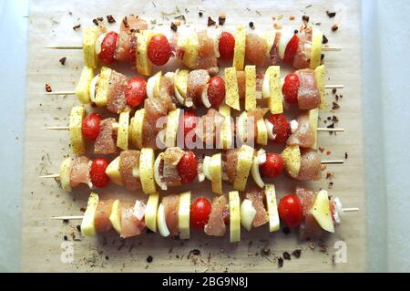 Gewürzte rohe Hähnchengemüse Kebab-Spieße, bereit zum Grillen oder Braten. Stockfoto
