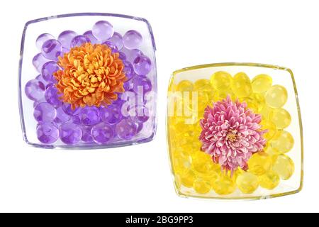 Schönen Blumen in Vasen mit hydrogel isoliert auf weißem Stockfoto