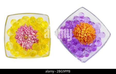 Schönen Blumen in Vasen mit hydrogel isoliert auf weißem Stockfoto