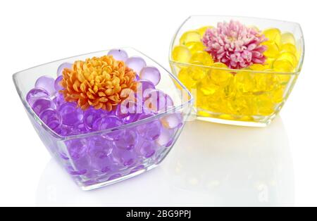 Schönen Blumen in Vasen mit hydrogel isoliert auf weißem Stockfoto