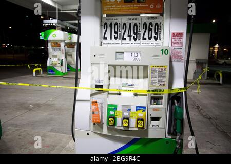 (200421) -- NEW YORK, 21. April 2020 (Xinhua) -- abgeklebte Gaspumpen werden an einer Tankstelle gesehen, die ihre Betriebszeiten verringerte, im Brooklyn-Bezirk von New York, den Vereinigten Staaten, am 20. April 2020. Die Ölpreise der USA stürzten am Montag zum ersten Mal in der Geschichte auf das negative Gebiet, was durch einen pandemischen Nachfrageschock und Befürchtungen über Überangebot angestachelt wurde. Die West Texas Intermediate (WTI) für Mai Lieferung werfen 55.9 US-Dollar, oder über 305 Prozent, um mit -37,63 Dollar pro Barrel auf der New York Mercantile Exchange zu begleichen, was bedeutet, dass die Produzenten Käufer zahlen würden, um Öl aus ihrer han zu nehmen Stockfoto