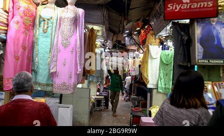 DELHI, INDIEN - 12. MÄRZ 2019: Vorbei an Geschäften, die Saris verkaufen, im alten delhi Stockfoto