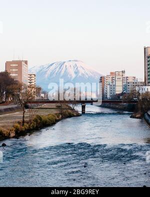 Mt Iwate und Kitakami River in Morioka, Iwate, Japan Stockfoto