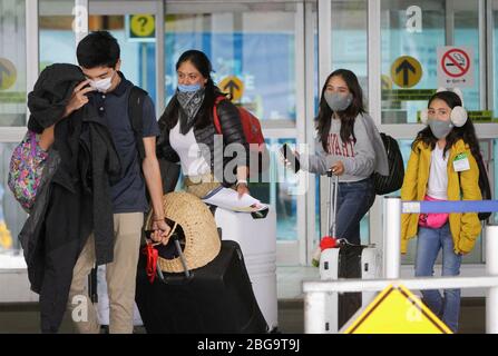 Vancouver, Kanada. April 2020. Reisende, die Gesichtsmasken tragen, werden in der Ankunftshalle des Vancouver International Airport in Richmond, Kanada, am 20. April 2020 gesehen. Kredit: Liang Sen/Xinhua/Alamy Live News Stockfoto