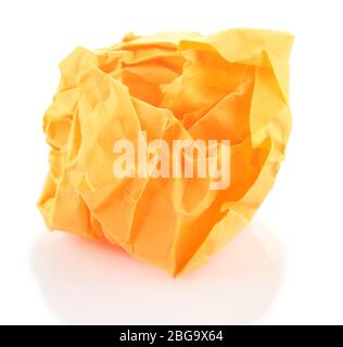 Orange zerknitterte Papierkugel isoliert auf weiß Stockfoto