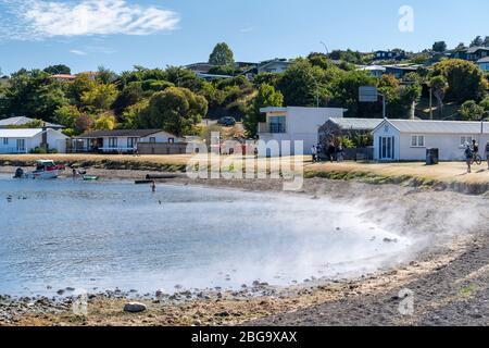 Dampf steigt vom heißen Wasser Strand am Ufer des Lake Taupo, North Island, Neuseeland Stockfoto