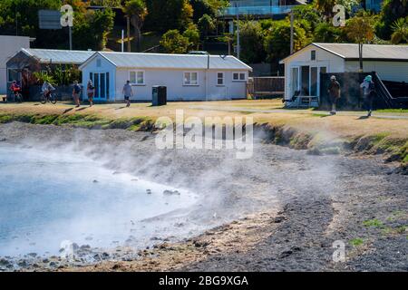 Dampf steigt vom heißen Wasser Strand am Ufer des Lake Taupo, North Island, Neuseeland Stockfoto