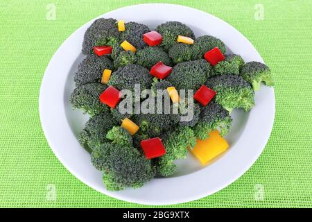 Weihnachtsbaum aus Brokkoli auf dem Tisch Nahaufnahme Stockfoto