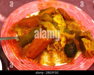 Couscous mit Gemüse und Huhn in Marrakesch,Morocco.destination Stockfoto