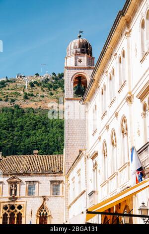 Mittelalterliche Altstadt Sponza Palast und Uhrturm in Dubrovnik, Kroatien Stockfoto