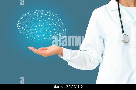 Neurologe mit digitalem Modell des Gehirns auf farbigem Hintergrund Stockfoto