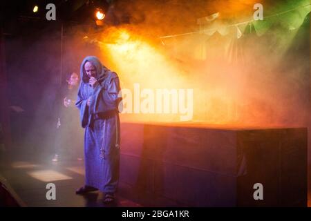 Der Name der Rose: Eine Theaterschauspieleraufführung Stockfoto