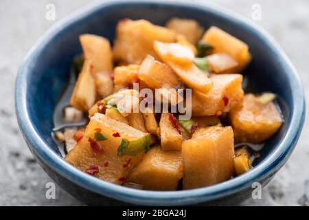 Nahaufnahme von leckeren Daikon Radish Kimchi in Schüssel Stockfoto