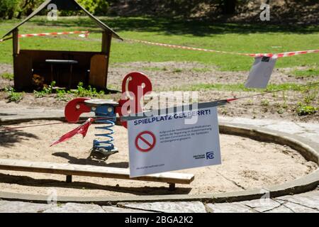 Berlin, Deutschland. April 2020. An einem Spielplatz in Charlottenburg sind Absperrbänder und ein Schild "Spielplatz gesperrt" angebracht. Aufgrund der Corona-Epidemie sind Spielplätze geschlossen. Es gibt ein Kontaktverbot für mehr als zwei Personen. Quelle: Jens Kalaene/dpa-Zentralbild/dpa/Alamy Live News Stockfoto