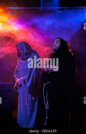 Der Name der Rose: Eine Theaterschauspieleraufführung Stockfoto