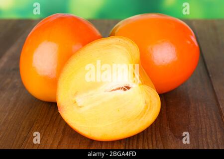 Reife Persimons auf Tisch auf hellem Hintergrund Stockfoto