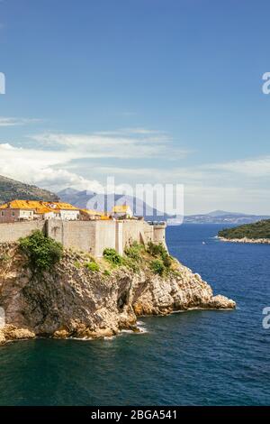 Dubrovnik mittelalterliche Stadtmauern mit adria in Kroatien Stockfoto