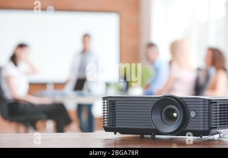 Videoprojektor auf Tisch im Konferenzsaal Stockfoto