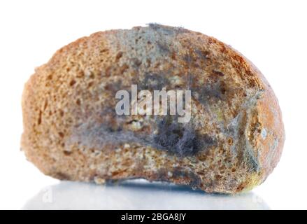 Schimmeliges Roggenbrot, isoliert auf weiß Stockfoto