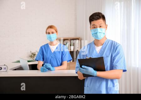 Rezeptionisten im Kliniksaal Stockfoto