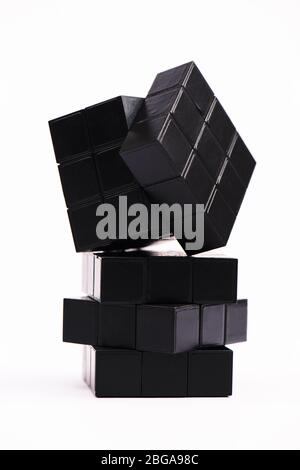 KIEW, UKRAINE - 21. FEBRUAR 2020: Schwarze rubik-Würfel für Logikspiel auf Weiß isoliert Stockfoto