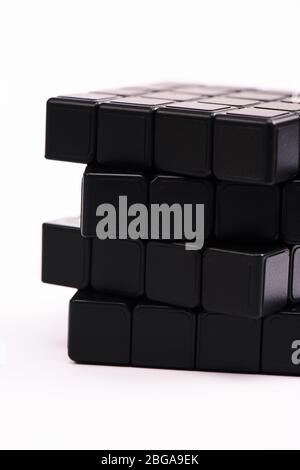 KIEW, UKRAINE - 21. FEBRUAR 2020: Nahaufnahme des schwarzen rubik-Würfels auf Weiß isoliert Stockfoto