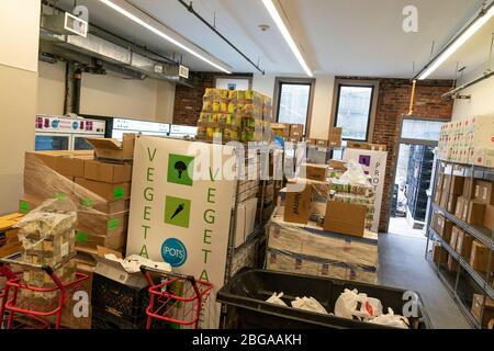 New York, Usa. April 2020. Gespendet Lebensmittel in einem Teil der Lösung Lebensmittel Speisekammer gesehen, wo die Menschen es kostenlos im Bedford Park Abschnitt der Bronx verteilt bekommen. POTS serviert pro Tag bis zu 1200 Mahlzeiten lto OW Einkommen Mitglieder der Gemeinschaft. (Foto von Lev Radin/Pacific Press) Quelle: Pacific Press Agency/Alamy Live News Stockfoto