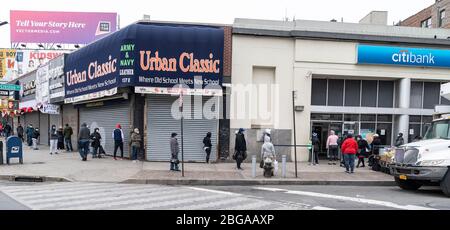 New York, Usa. April 2020. Lange Schlange von Menschen warten, um Geld abzuheben, gesehen in Citibank in Fordham Heights Abschnitt der Bronx. In den armen Vierteln von New York City verlassen sich viele Menschen auf Bargeld, da sie keinen Zugang zu Kreditkarten haben (Foto: Lev Radin/Pacific Press) Quelle: Pacific Press Agency/Alamy Live News Stockfoto