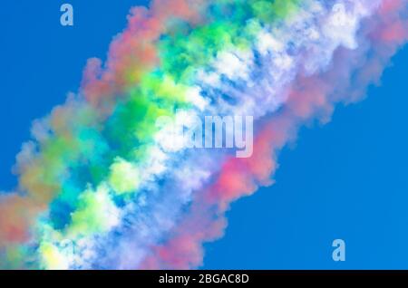 Mehrfarbiger Rauch in einem blauen Himmel Stockfoto