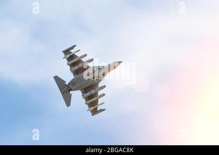 Kampfflugzeug Kampf in den Himmel fliegt Stockfoto