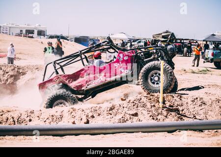 Geländewagen, die durch ein Hindernis fahren Stockfoto