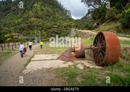 Reliquien der Goldbergbauvergangenheit auf dem Karangahake Windows Walk, Waikino, Nordinsel Neuseeland Stockfoto