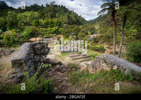 Reliquien der Goldbergbauvergangenheit auf dem Karangahake Windows Walk, Waikino, Nordinsel Neuseeland Stockfoto