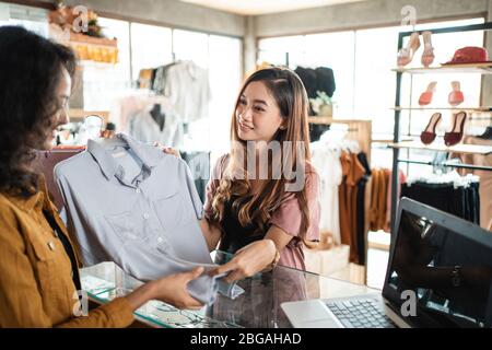 Shopping Kunde Rückgabe Produkt an den Verkäufer. Geld-zurück-Garantie Stockfoto