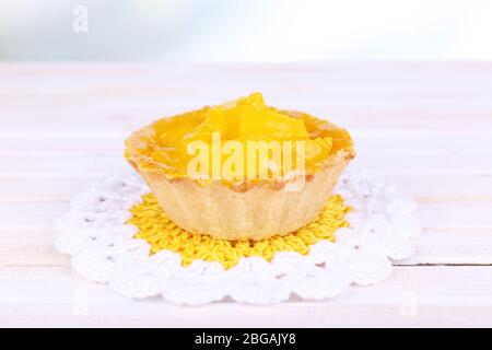 Leckerer Kuchen auf dem Tisch aus nächster Nähe Stockfoto