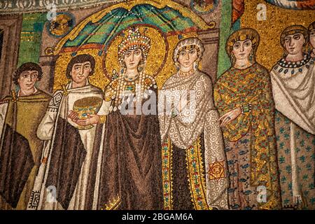 Ravenna, Italien - Sept 11, 2019: das Innere der Basilika von San Vitale, das wichtige Beispiele der frühen christlichen byzantinischen Kunst und Architektur. Ra Stockfoto