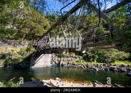 Eisenbahnbrücke über den Ohinemuri River in der Nähe des Eingangs zum Karangahoke Rail Tunnel auf dem Hauraki Rail Trail, North Island, Neuseeland Stockfoto