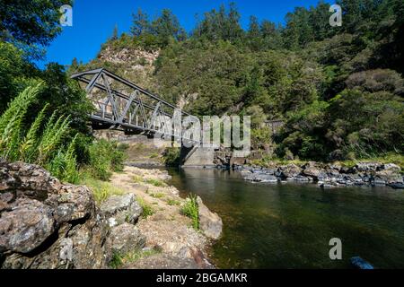 Eisenbahnbrücke über den Ohinemuri River in der Nähe des Eingangs zum Karangahoke Rail Tunnel auf dem Hauraki Rail Trail, North Island, Neuseeland Stockfoto