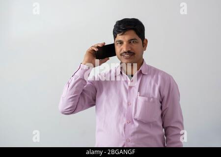Mann am Handy sprechen Stockfoto