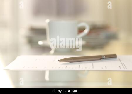 Nahaufnahme des Formulardokuments auf einem Schreibtisch mit Stift oben Stockfoto