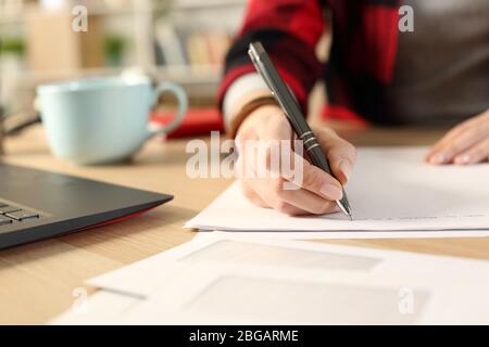 Nahaufnahme von Student Mädchen Hände Schreiben Brief auf einem Schreibtisch zu Hause Stockfoto